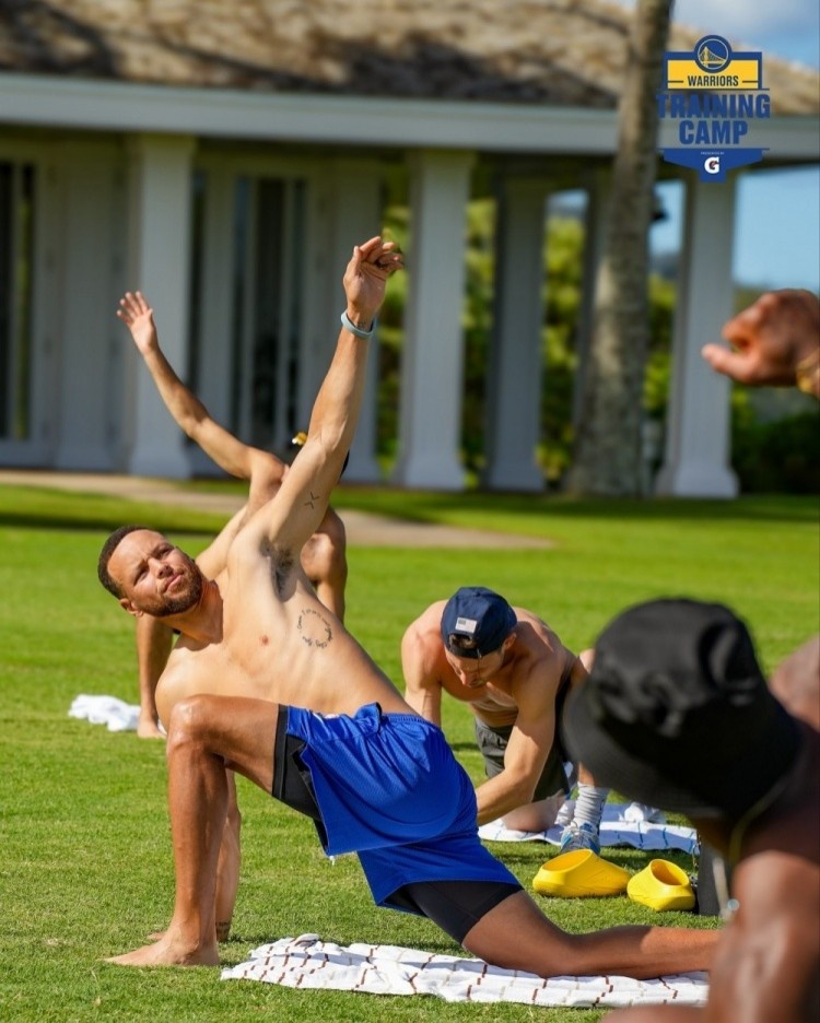 训练师：库里力量的增长对适应艰苦的比赛有帮助 老詹也很懂这点