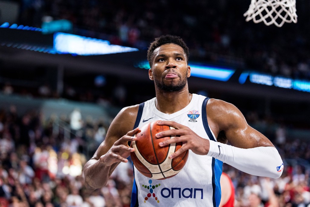 率队夺得铜牌&场均27.3分！雄鹿祝贺字母入选欧锦赛最佳阵容