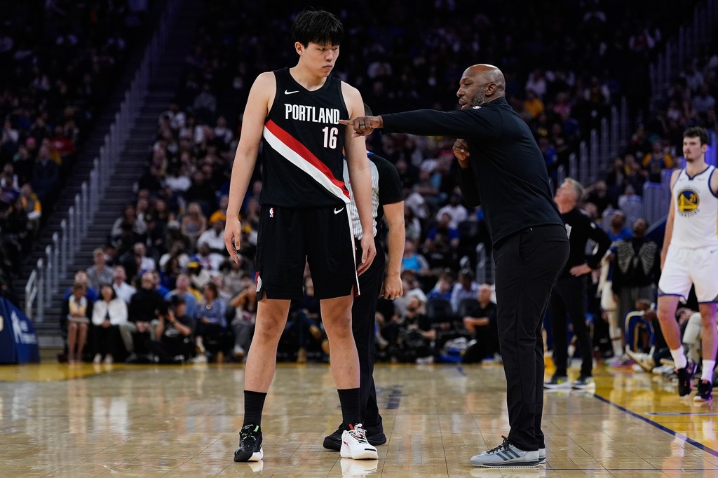 比卢普斯：杨瀚森今天打得舒服多了 他非常努力为他感到非常骄傲